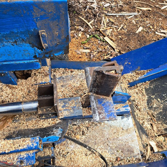 Машина за рязане цепене и товарене на дърва