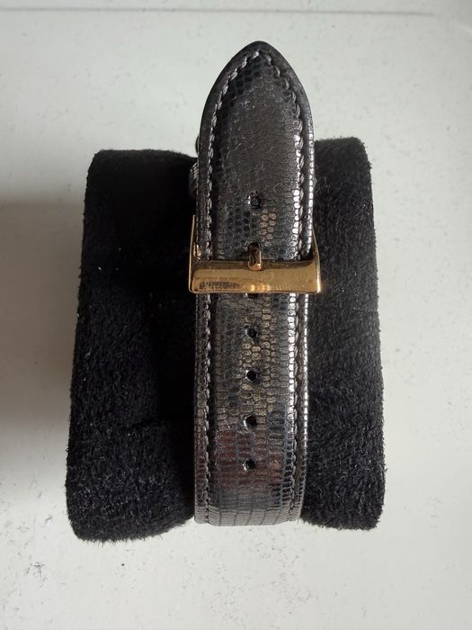 Продавам часовници Guess