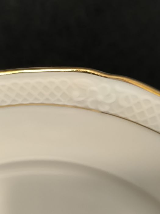 Чинии от фин порцелан със златен кант в отлично състояние