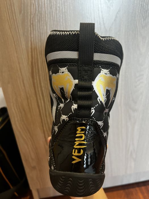 продам боксерки хорошие venum