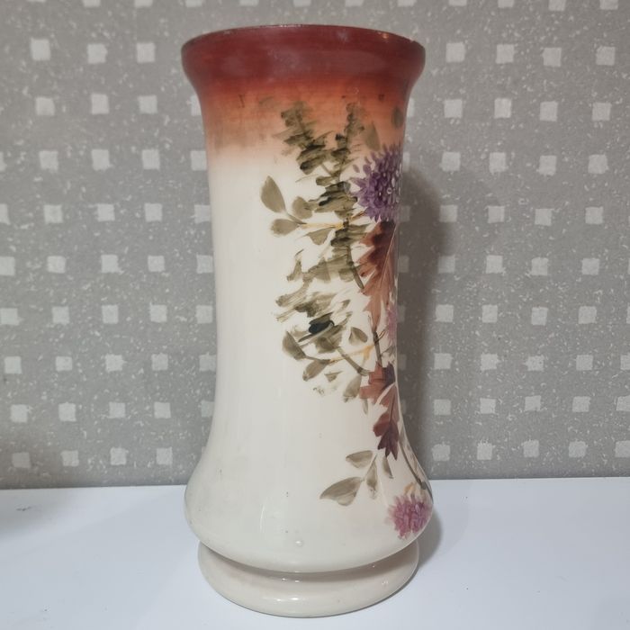 Vază veche pictată manual, model floral relief