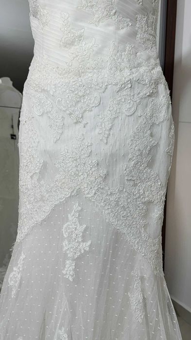 Rochie de mireasă tip sirenă cu dantelă și trenă