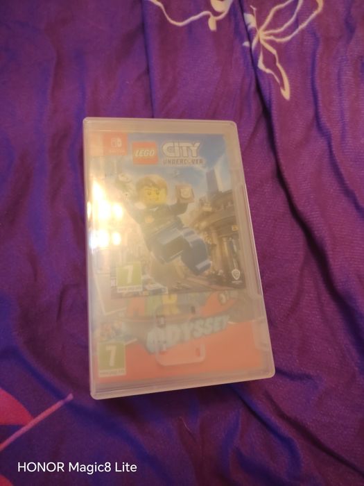 Vind Nintendo Switch 1 complet plus 6 jocuri. Consola e puțin ciobita, iar display-ul e ușor crăpat. Preț 1200 lei.