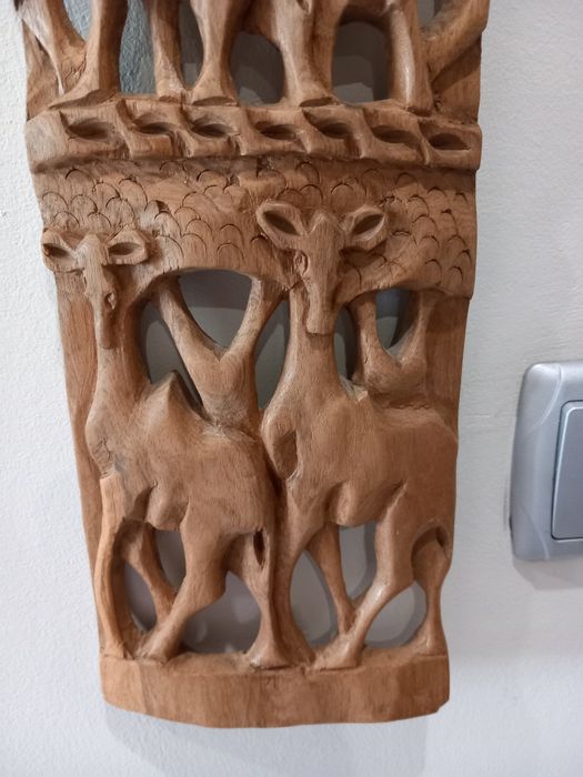 Изключително красива и детайлно изработена дърворезба .