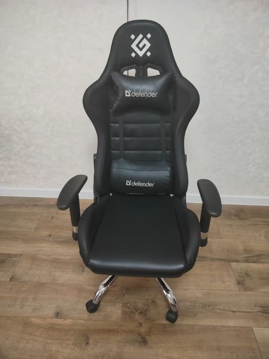 Игровое кресло Кресло Defender Ultimate б/у