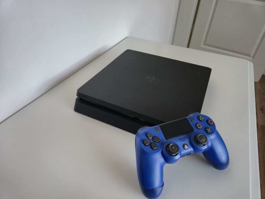 PlayStation 4 Slim 1TB + EA Sports FC 25 + 5 футболни заглавия .Пълен комплект