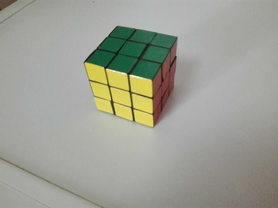 Детски играчки - рекламни камиончета и кубче на Рубик.