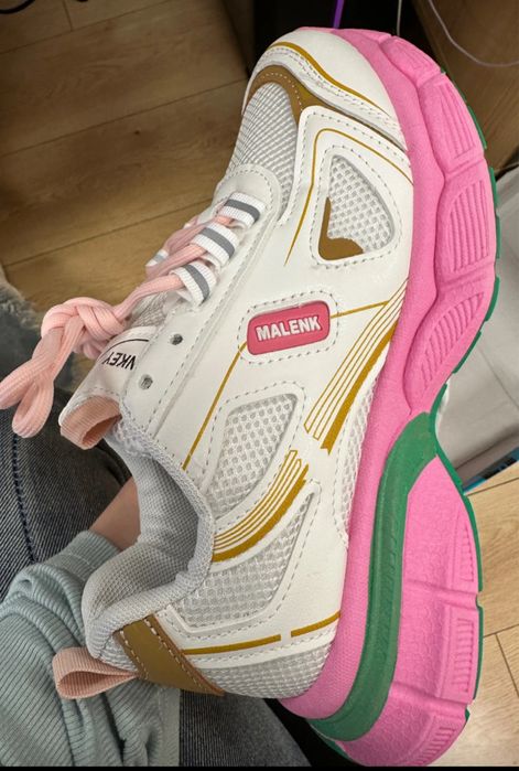 Продам новые кроссовки