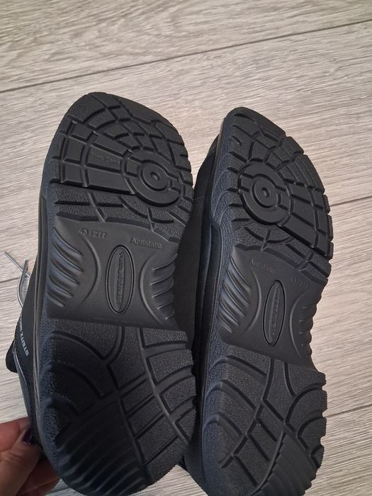 Vand bocanci de lucru negri