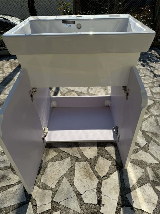 Нов шкаф за баня с мивка