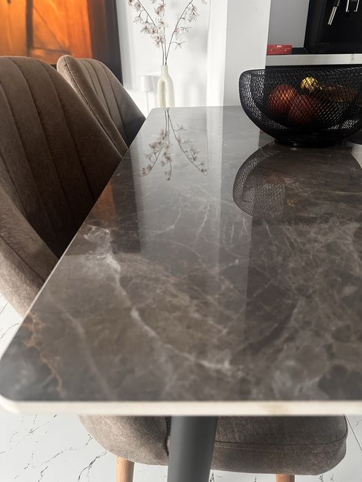 Masa dining cu 4 scaune