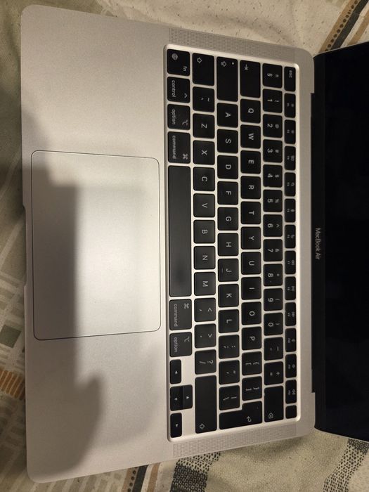 Продавам MacBook Air M1 (Silver)