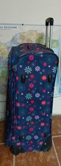 Куфар голям с дръжка на колела