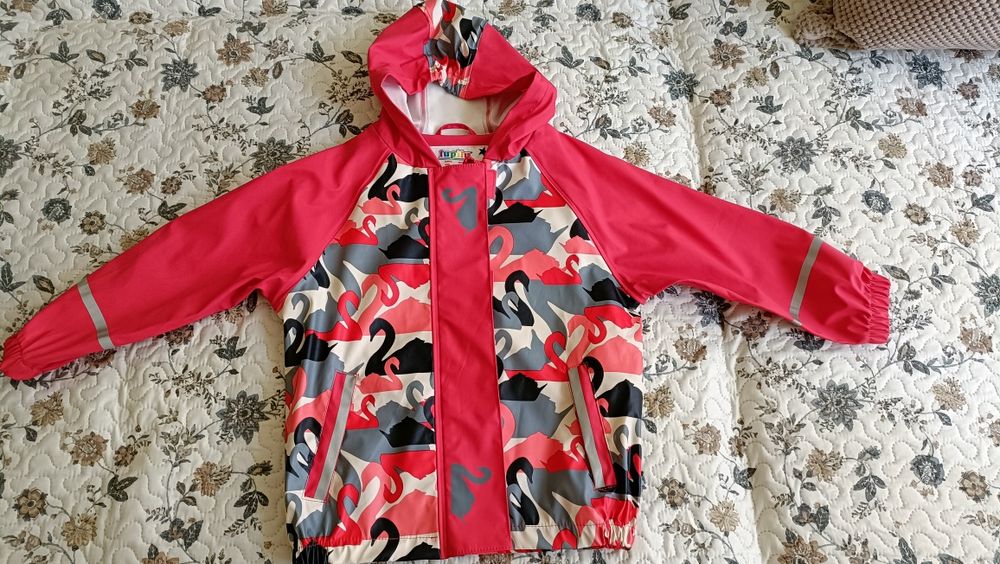 Hainute de toamna fetiță