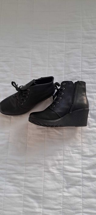 Нови елегантни и удобни черни дамски боти с цип  и връзки на платформа