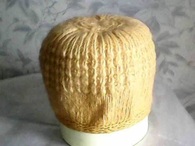 Шапки женские теплые и шарфы продаются.