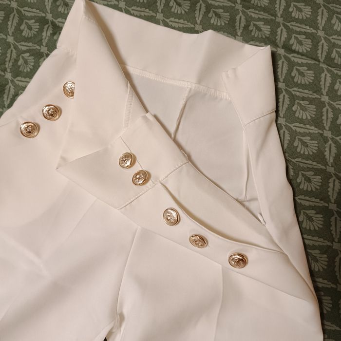 Бял панталон със златни копчета