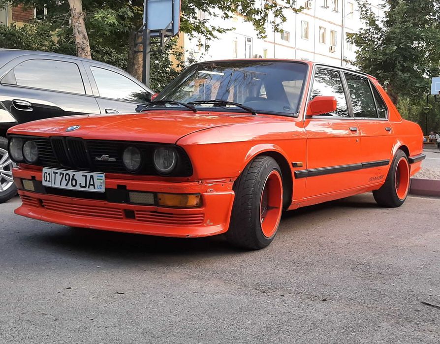 Автомобиль BMW 5 в кузове E28 в хорошем состоянии