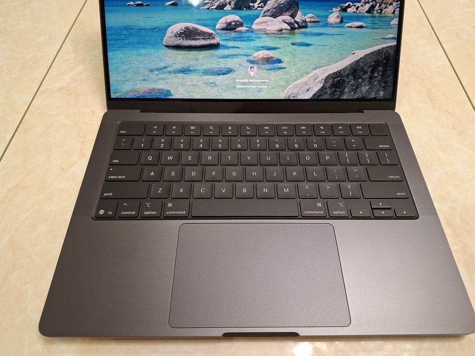 MacBook Pro M5 14 inch, 16-512, 100 Yomkost.