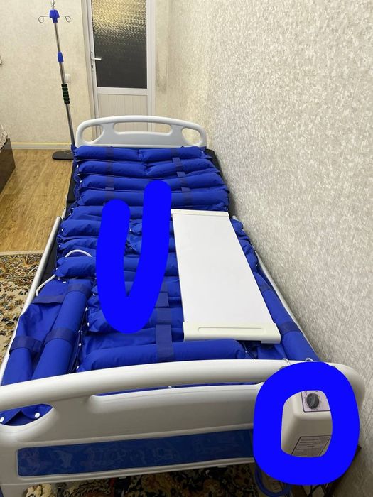 Медицинская функциональная кровать с противопролежневым матрасом.