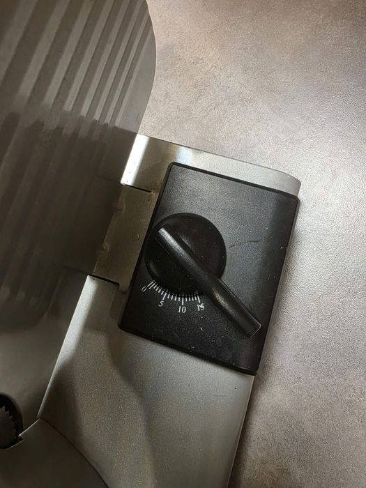 Продавам колбасо резачка