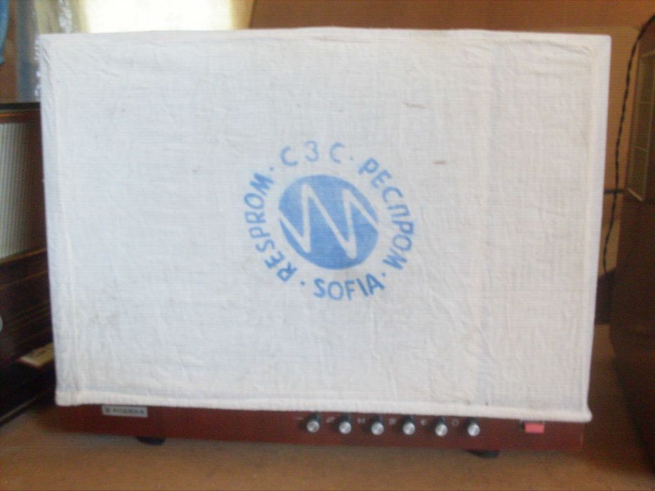 Стар колекционерски български телевизор с покривало и крака.