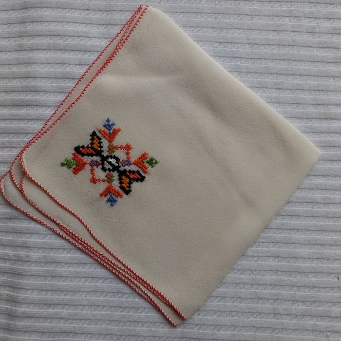 Продавам копринени, ръчно бродирани дамски кърпички.