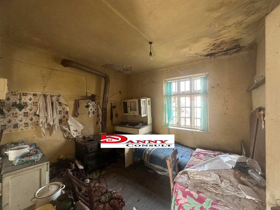 Едноетажна стара къща с двор в с. Димча