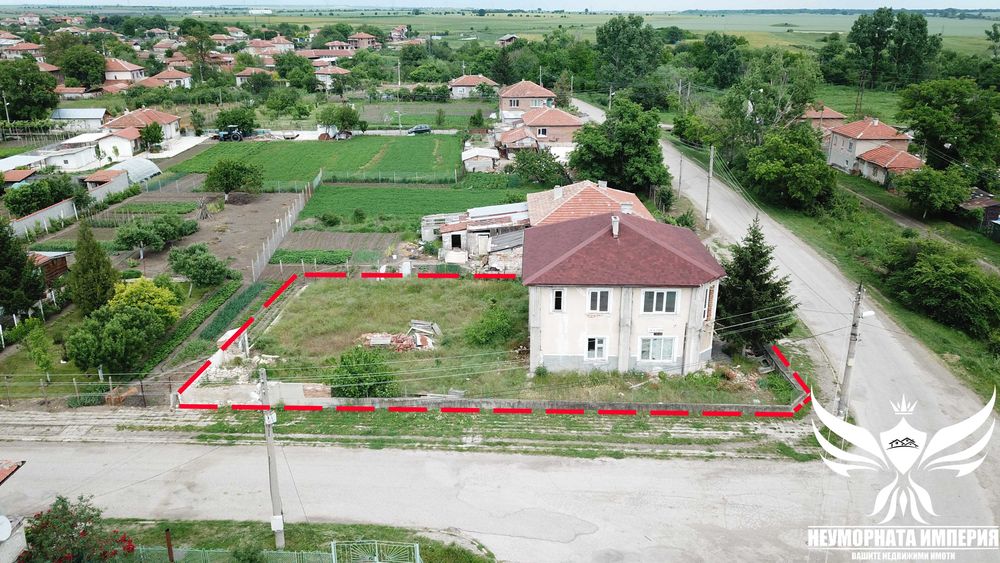 Продавам двуетажна къща с 216РЗП и хубав ъглов двор с площ от 700кв.м. в село Конуш на асфалтов път топ локация