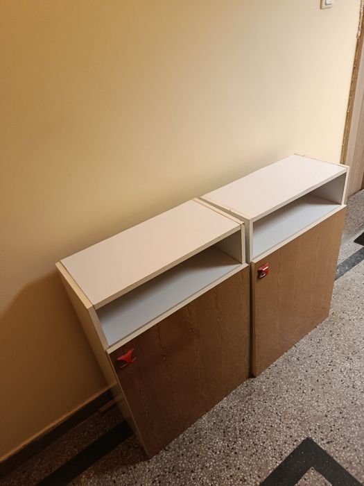 Продавам два горни кухненски шкафа