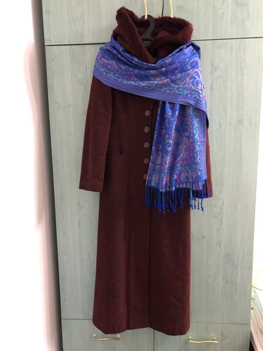 Haina dama din stofa visinie, eleganta, cu gluga, marimea 42 + Cadou