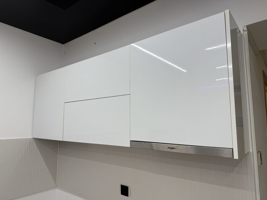 Dulap de bucatarie , 4 sertare cu soft close, vesela si hota electrica