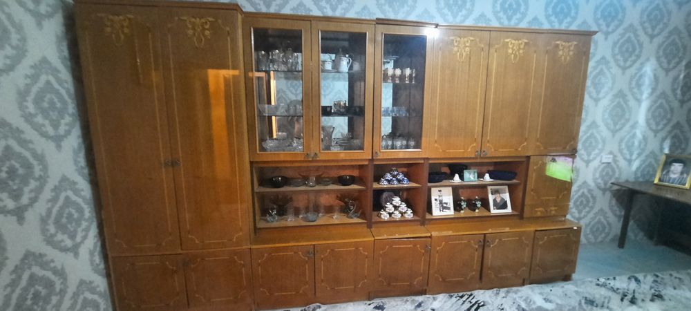 Продаётся белорусская крепкая красивая прочная стенка,  плюс подставка