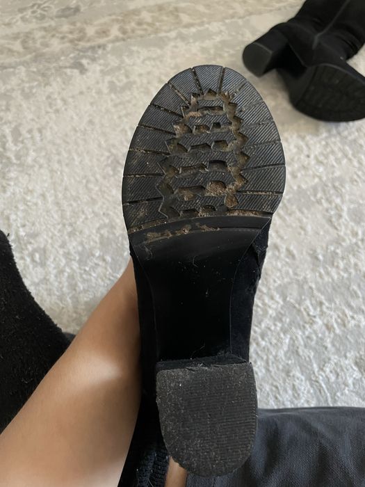 Продаются замшевые сапоги с камнем