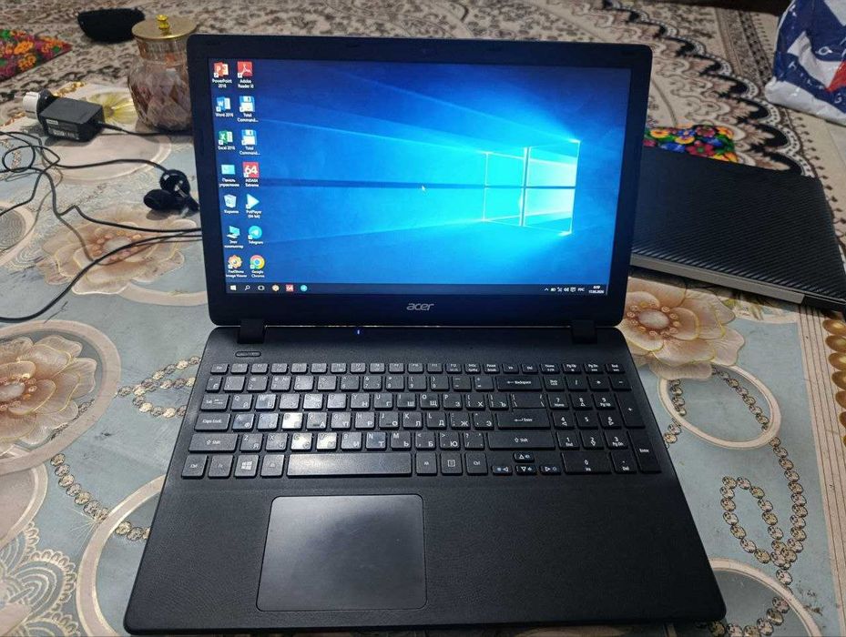 4 yadroli deyarli yangi noutbuk sotiladi