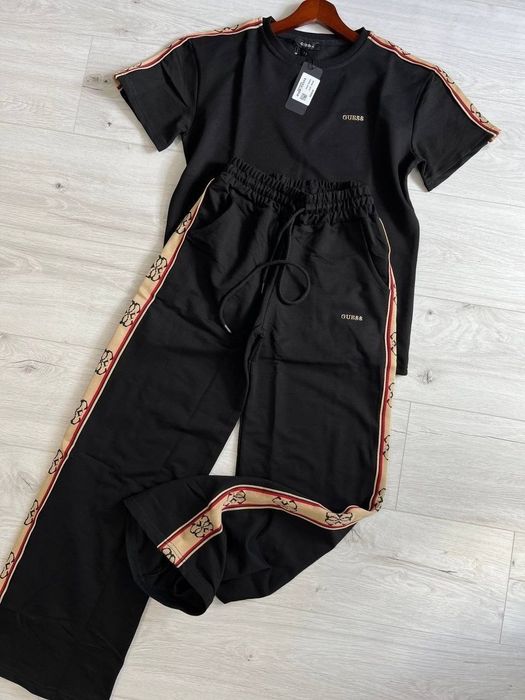 Compleu Guess 
Marimi : M L
Pret : 280 lei
