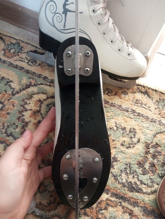 Коньки где то 38-39 размер для девочки