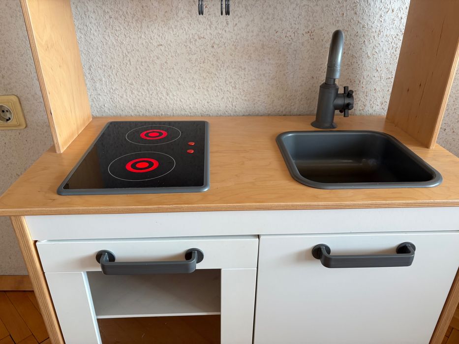 Детска дървена кухня ИКЕА плюс играчки