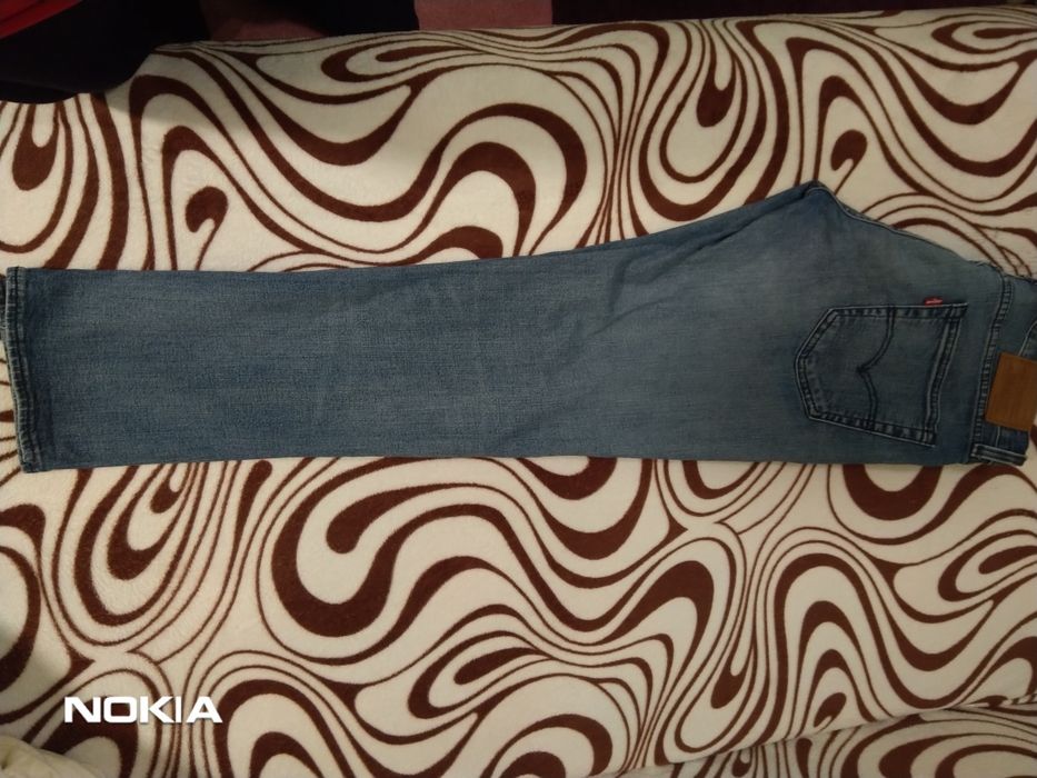 Vând blugi Levis w34
