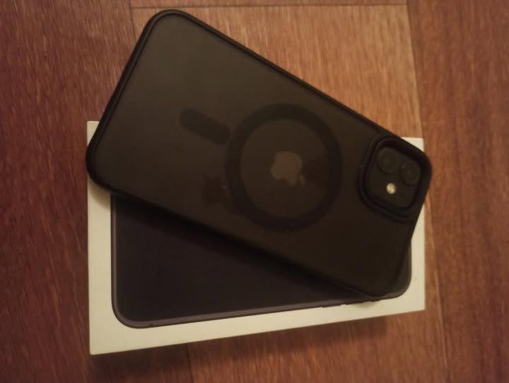 Продам Айфон 11