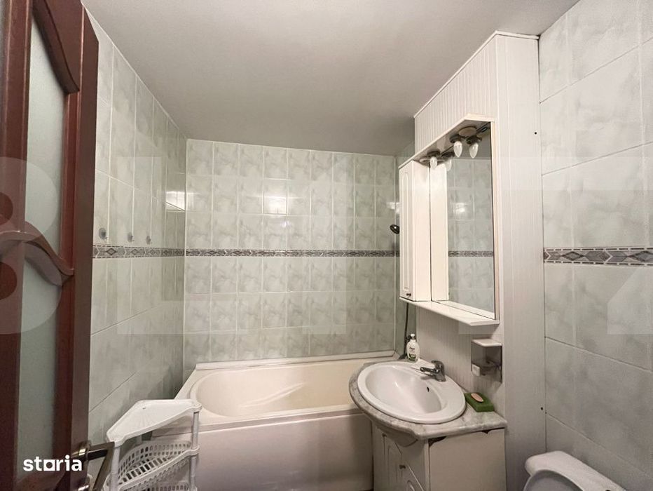 Vanzare apartament de 3 camere, etaj 3, decomandat zona Primaverii