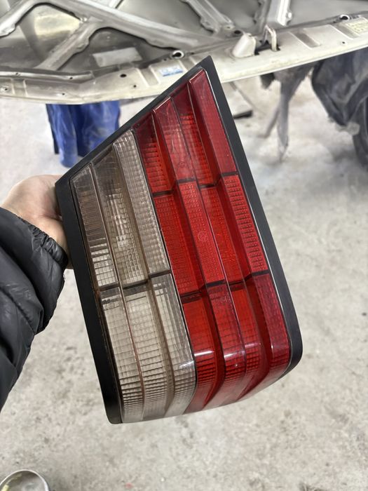 Мерседес 124 задний стоп малинка