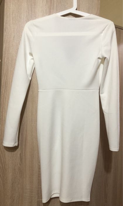 Vand rochie alba elegantă pe corp