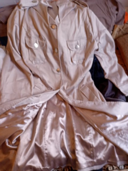 Продам весенний плащ перламутрового серебристого цвета