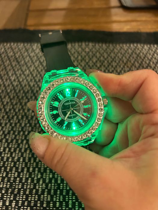 унисекс часовник променя цветовете