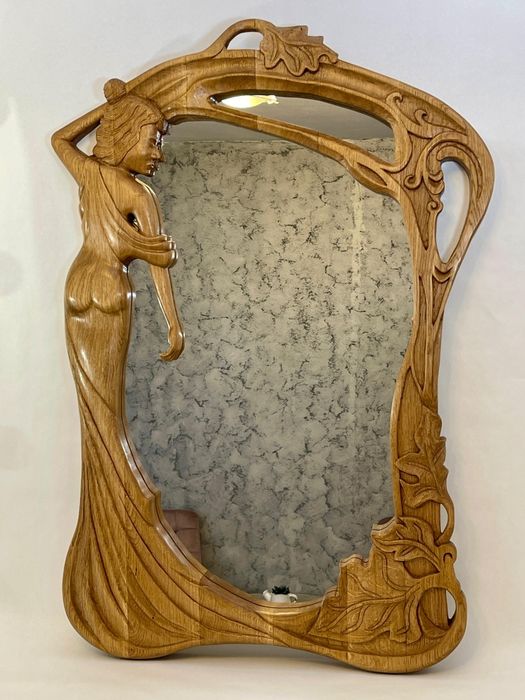 Oglindă cu ramă sculptată în stejar natural