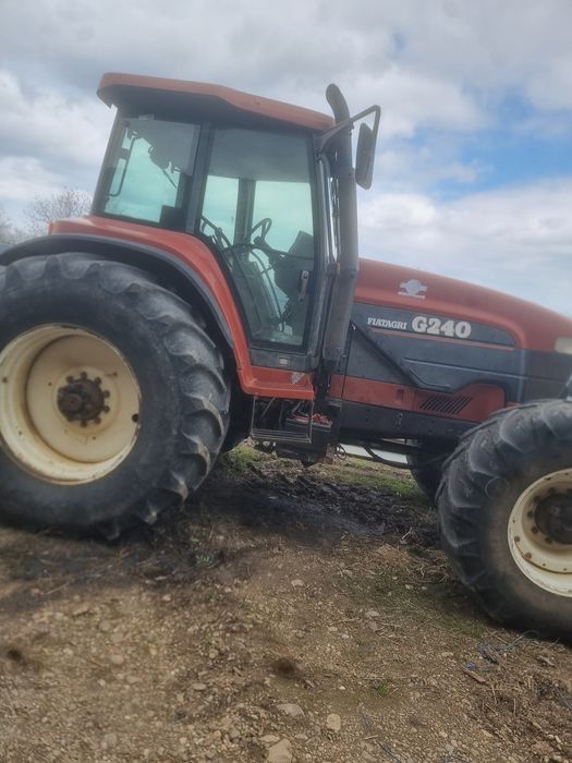 Vând  New Holland G240