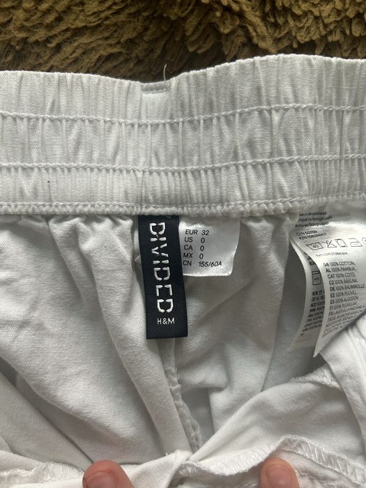 Pantaloni cargo , albi , eticheta la spate , nou purtati doar o data .