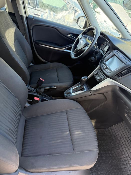 Opel Zafira Tourer – 2013 – benzină + GPL – 7 locuri