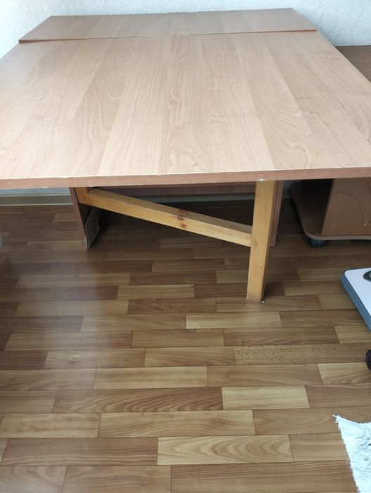 Продам тумбочку под телевизор,